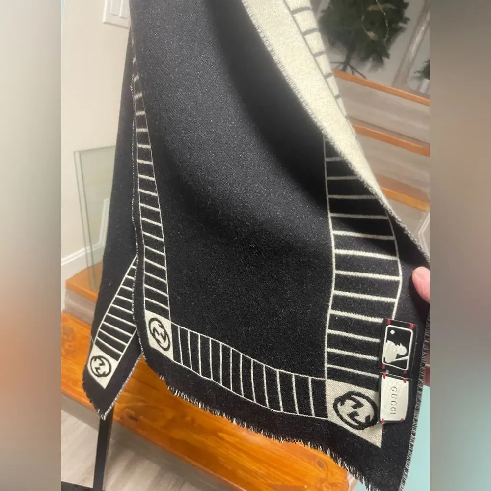 Gucci x New York Yankees collaboration wool scarf. - Picture 2 of 5